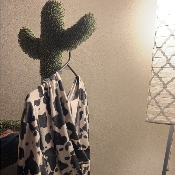 Cow print long sleeve. BRAND NEW. - Picture 3 of 3